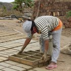 Proceden a levantar los moldes y los bloques quedan listos.