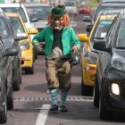 El duende va entre los carros  haciendo gracias y pidiendo monedas.