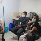 Miembros de funerarias y personal médico se  administran vitaminas para mejorar su sistema inmunológico.