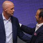El seleccionador Jordi Cruyff (i), informó a Francisco Egas (d), presidente de la FEF, que se queda en España para analizar su futuro.