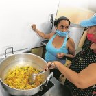 Blanca (derecha) y Rosa madrugan para preparar los alimentos para la comunidad.

Agencia (ag-expreso)