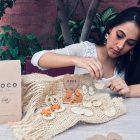 Dayanna Mendoza lleva una semana en este empredimiento. Su intención es que las mujeres utilicen un accesorio de belleza que las identifique con sus raíces ecuatorianas.