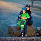 El abrazo es una muestra de afecto que ayuda emocionalmente a los niños.