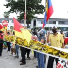 Fuera de la unidad judicial se convocaron simpatizantes del expresidente, para mostrar su respaldo al político.