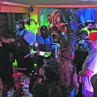 Pese a las prohibiciones, en algunos lugares organizan grandes fiestas con disco móvil y bebidas. Incluso se presume que cobran por los ingresos.