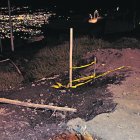 El pozo de la alcantarilla quedó cubierto con  unas maderas que alertaban el peligro.