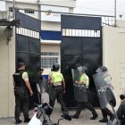 La policía envió su contingente a la cárcel para evitar más riñas.