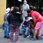 La madre del menor asesinado no paraba de llorar afuera de la Unidad de Flagrancia, en el norte de Quito.