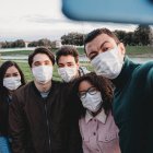 El coronavirus, ahora, también es tema de conversa entre las personas.