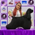 La estilista quiteña junto a su perro cocker, Nelson Mandela. Por su estilo se llevó el galardón.