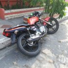 En esta motocicleta se movilizaban los dos sujetos que balearon a Vicente Sánchez.