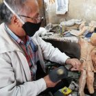 El talento y las herramientas indispensables se unen a la hora de arreglar o elaborar las figuras religiosas.