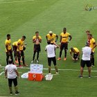 Fabián Bustos a los cuatro meses volvió a la zona técnica del estadio Monumental.