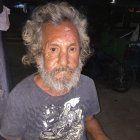 El indigente fue hallado junto a la puerta de una casa con el plato de balanceado canino.