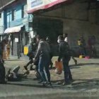 Las personas rodearon a los sospechosos del robo. Luego lo golpearon y quedaron inconscientes.