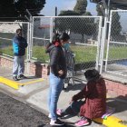 En los hospitales, las personas con síntomas respiratorios aguardan por más de cuatro horas para ser atendidas.