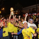 Hinchas de la Tri, festejando en los exteriores de El Manantial.
