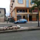 En las veredas se botan hasta colchones, posiblemente contaminados con coronavirus.