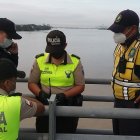 Las fuerzas del orden acudieron al sitio para ayudar en el rescate del suicidad.