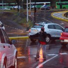 Las calles son su escenario, un semáforo en rojo y el trafico son los mejores aliados para poder demostrar su destreza.
