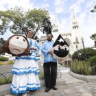 Madelayne Núñez y Elvis Barzola se conocieron hace una década en la agrupación folclórica de la que son parte. Cada cabeza de los personajes pesa cuatro libras.