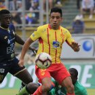  El ‘oriental’ Víctor Figueroa (d) disputa un balón con Sixto Mina (i), de El Nacional. 