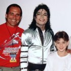  Durante una conversación entre el padre de James Safechuck y un abogado, en 1994, el hombre declaró que “no había nada de malo” en que el Rey del Pop besara al menor en los labios.  