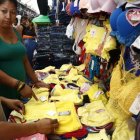  En los locales se ofertan interiores a dos y tres dólares, o tres por $ 5. 