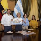  La alcaldesa Cynthia Viteri muestra uno de los bocetos de lo que será el diseño de una de las seis barcazas náuticas. 