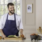  Hace 22 años cocina profesionalmente. Es hombre de retos, que visualiza sus metas y sabe reír. 