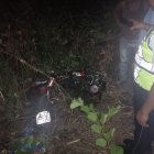  La moto quedó destrozada entre los matorrales de la cuneta donde fue a parar.  