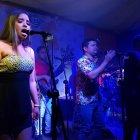  Joyce, quien es asistente contable en una empresa que empaca y exporta camarones, también canta en grupos de vallenato. 