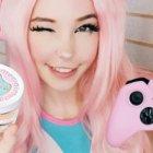  La cosplayer vendió frascos de agua con la que se había bañado a 30 dólares. 