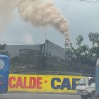  En redes sociales usuarios subieron fotos como esta, donde se muestra el humo que sale de una fábrica. 