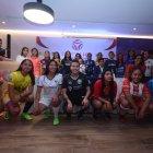  Representantes de los 22 equipos participantes estuvieron en la sede del Banco de Guayaquil, en Quito, mostrando los uniformes que utilizarán. 