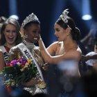  Catriona Gray, Miss Universo de 2018, coloca la corona a su sucesora. 