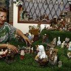  Ángela Roa acomoda cada pieza de los pesebres en la sala de su casa.  