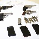  Armas de grueso calibre, varias municiones y celulares fueron las evidencias que la policía les decomisó. 