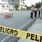  Según informó el coronel Diego Erazo, jefe de policía del distrito Sur, a las 14:30 el afectado habría estado almorzando en su casa con su cónyuge y su hija cuando le dispararon. 