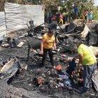  Algunas de las familias afectadas buscaban alguna pertenencia entre los escombros. 