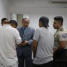  Uno de los detenidos (de blanco) tiene antecedentes penales.  