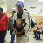  Los hombre fueron detenidos por agentes policiales.  