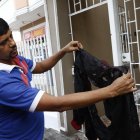  Michel Laje mostró la chompa dañada de su cuñado a causa del pleito.  