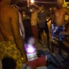  Dos presuntos delincuentes fueron capturados por los moradores de un barrio cuando pretendían llevarse las pertenencias de una casa. 