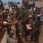  Miembros de las Fuerzas Armadas retiran a Lili González, observadora nacional del CNE. 