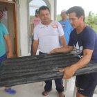  Rolando Vélez muestra la tapa de la cisterna que le ayudó a mantenerse a flote. 