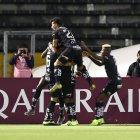  Los jugadores del Independiente celebran uno de los tantos en la goleada en el Atahualpa. 