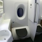  Referencial. La mujer se equivocó de puerta cuando quería ir al baño. 