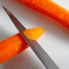  Según el relato de la víctima, el agresor irrumpió en su casa, en la localidad de Bell, y a punta de pistola lo obligó a dirigirse al dormitorio, donde lo ató y le cortó el pene. 