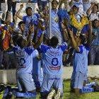  Jugadores de Macará celebran la anotación contra Guabrirá. 